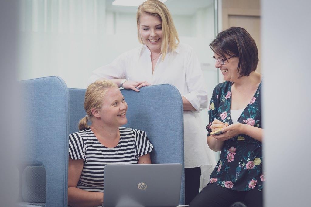 työntekijöitä yhdessä toimistolla