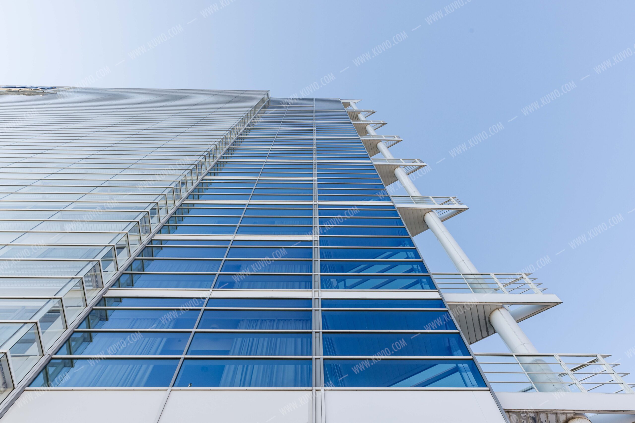 toimiston ikkunallinen julkisivu kuvattuna alta