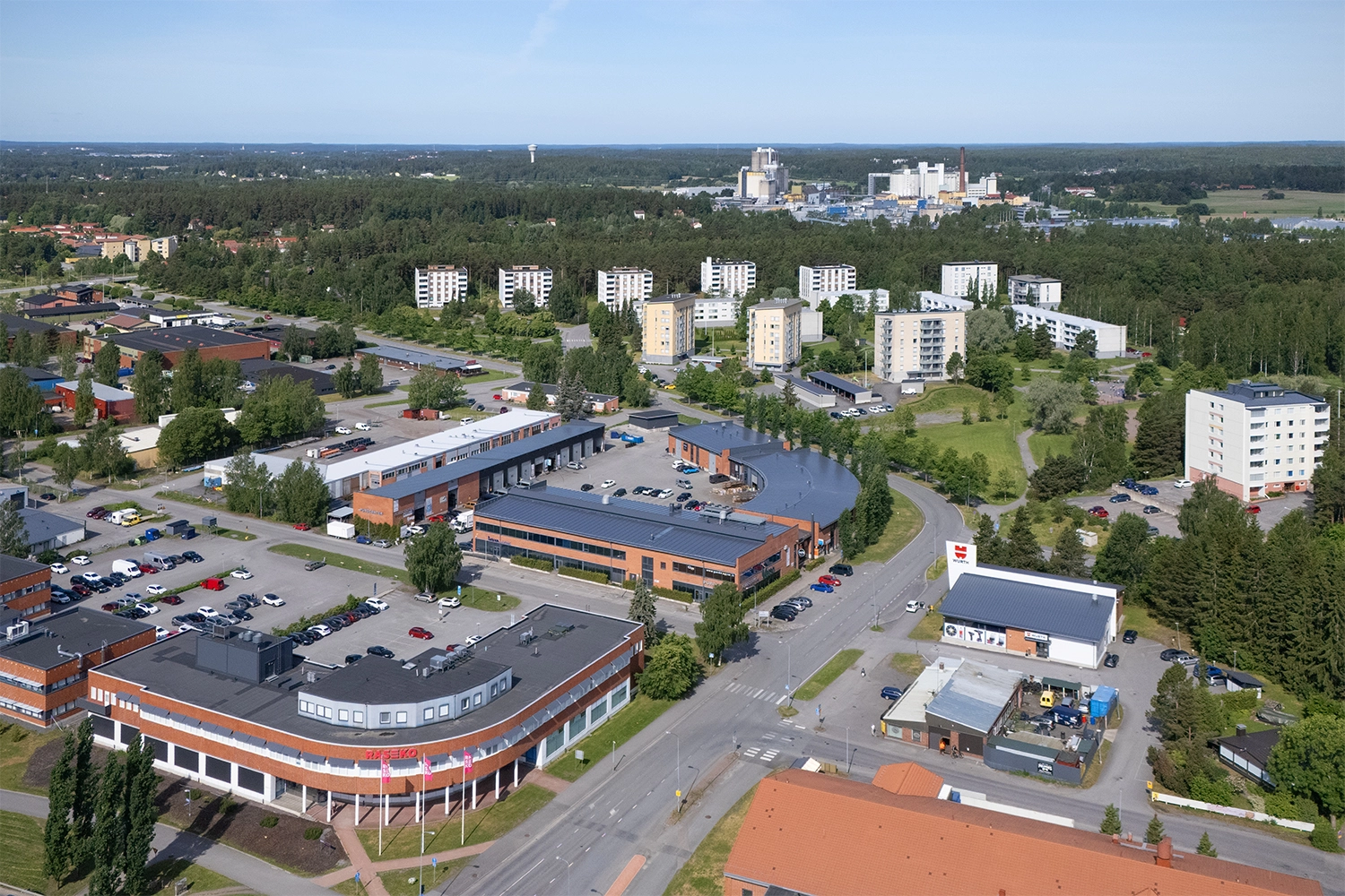 Kolmesta rakennuksesta koostuva Purocenter ilmakuvassa. Ympäristössä muita pienteollisuusrakennuksia ja kerrostaloja.