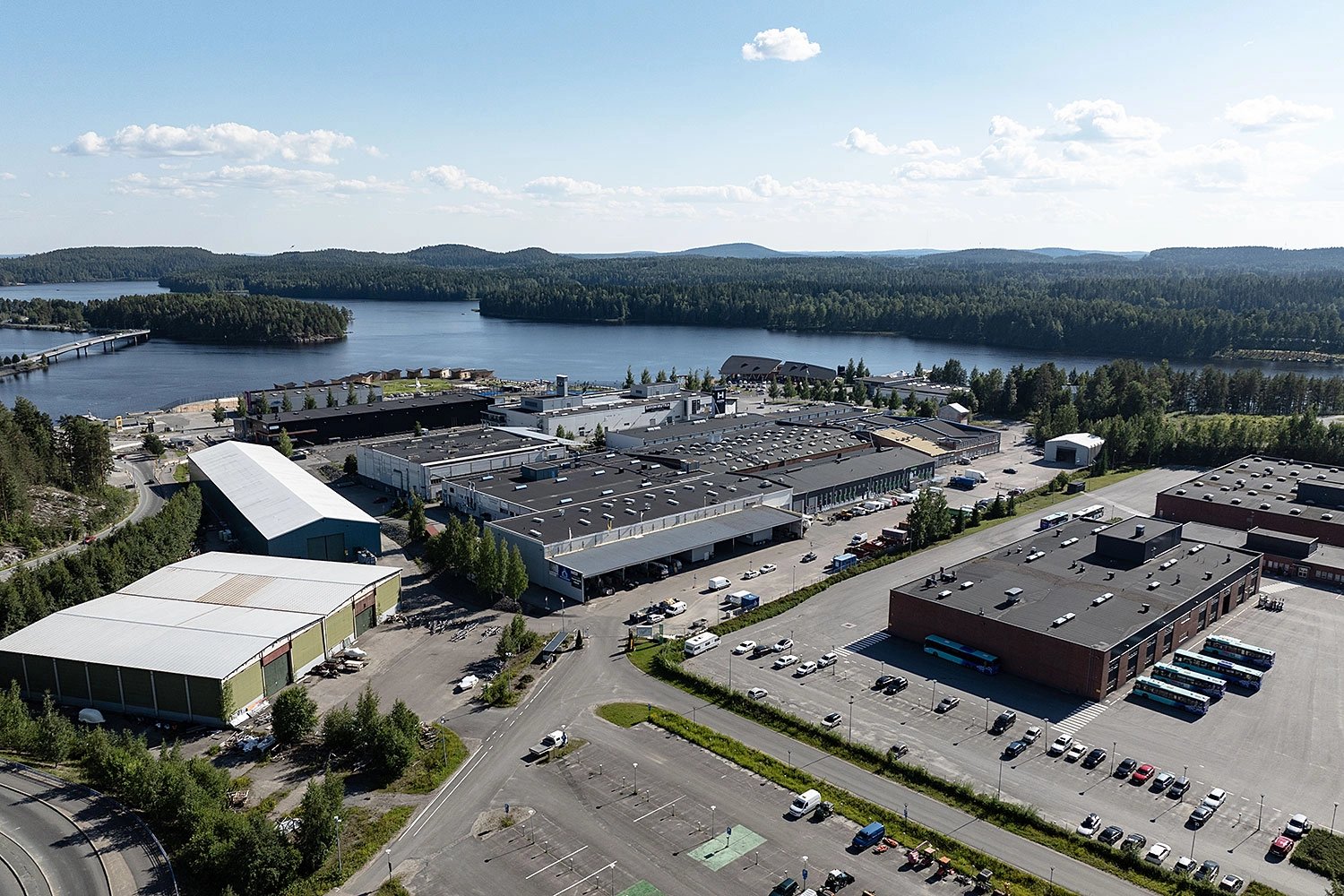 Kuopion Varikkokatu 2 toimitilakiinteistöt ilmakuvassa ja takana järvimaisema.