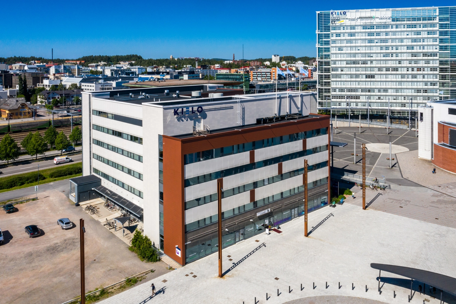 Ilmakuvassa toimistorakennus Innova 2. Toimitilakiinteistön vasemmalla puolella on pysäköintialue. Taustalla näkyy Jyväskylän keskustaa.