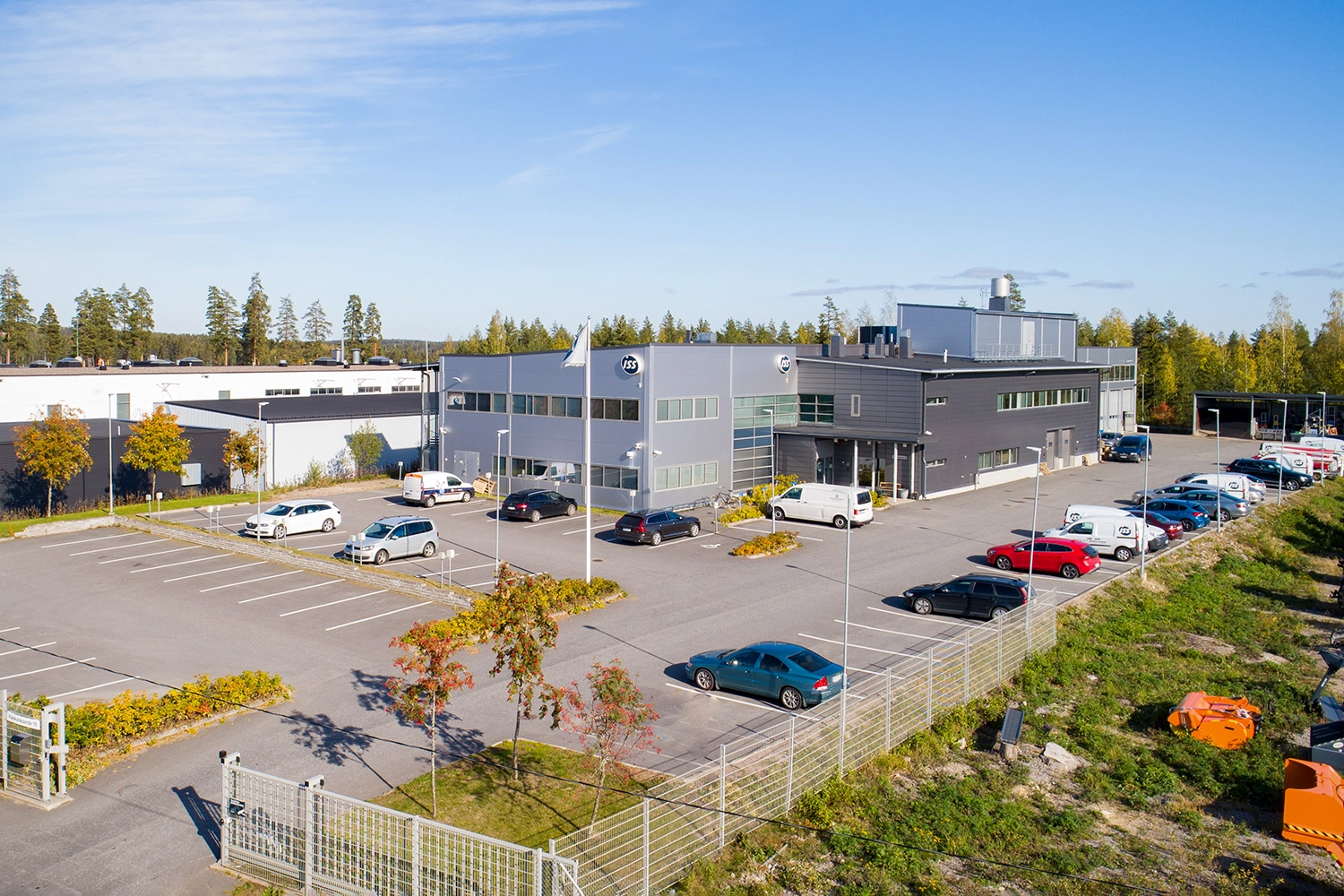 Jyväskylän Palokankaantie 18 ilmakuvassa. Harmaan toimitilakiinteistön ympärillä on iso aidattu pysäköintialue.