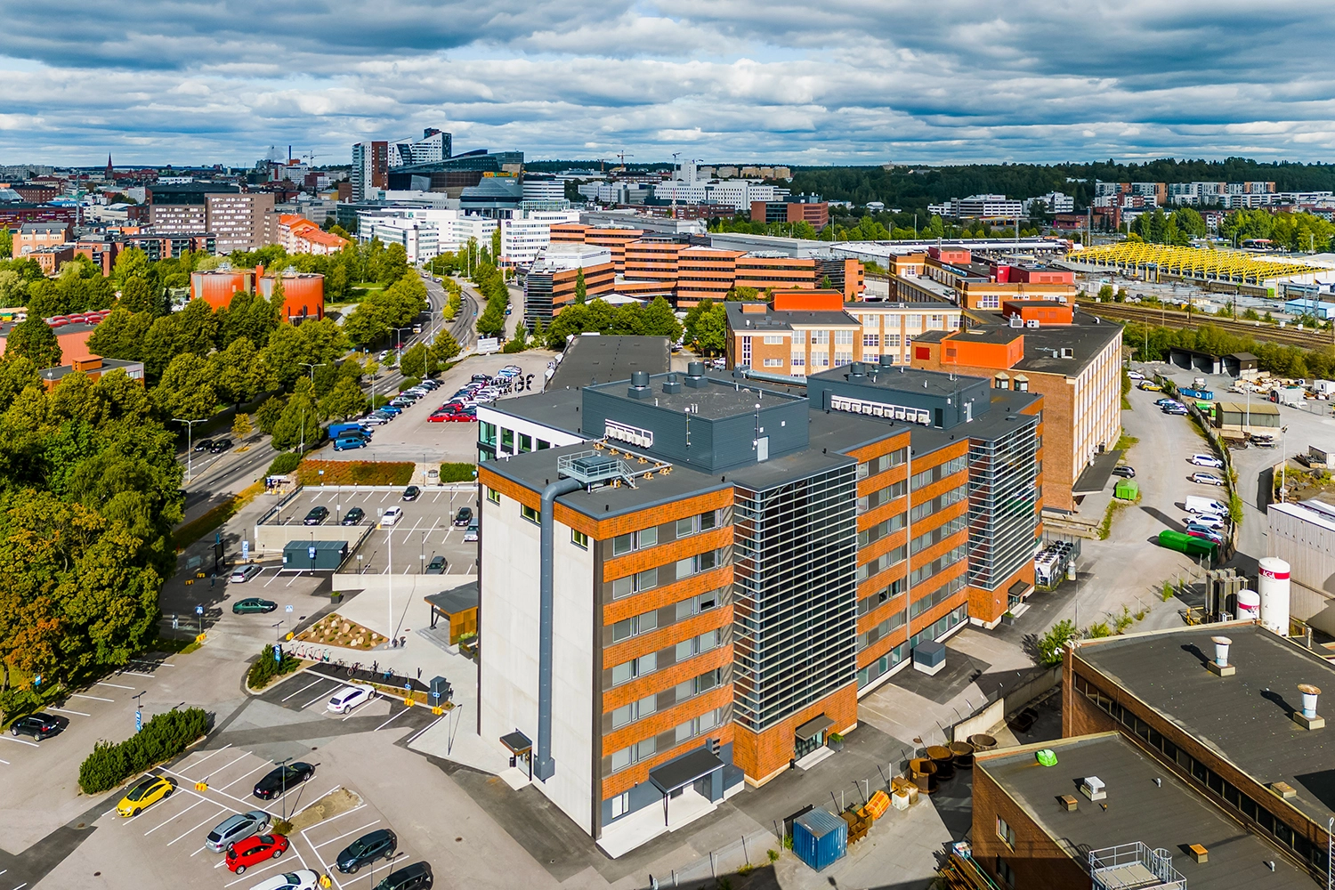 36Hatanpää ilmakuvassa lounaasta. Vieressä kulkee Hatanpään valtatie, taustalla lyhyen matkan päässä muun muassa Nokia Arena.