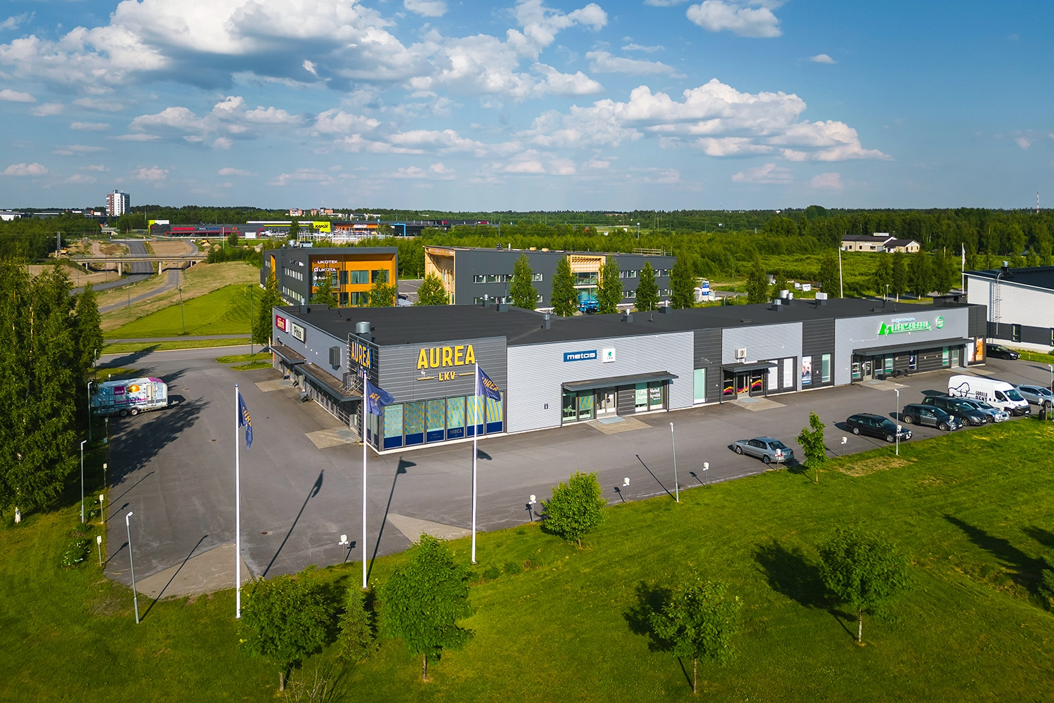 Toimitilakiinteistö Ideakulma on L-muotoinen, harmaa yksikerroksinen liikerakennus, jota ympäröi asfaltoitu piha-alue ja sen ulkopuolella nurmikenttä.